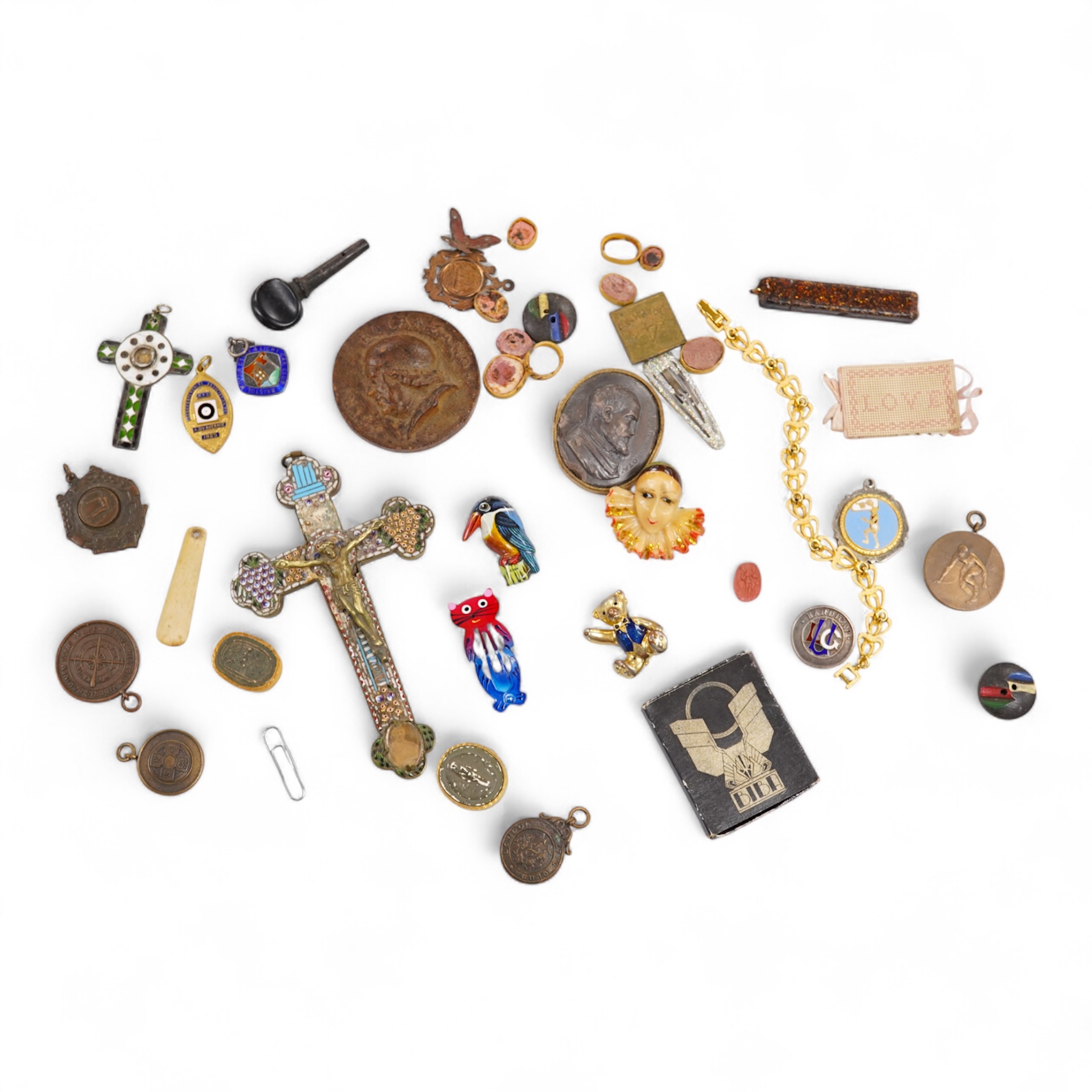 Objects of vertu and miscellaneous items to include mosaic cross, enamel jewels and brooches